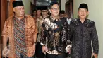 Sekjen Partai Demokrasi Indonesia Perjuangan (PDIP) Hasto Kristiyanto (tengah) disambut sejumlah ketua DPP sowan di Gedung PBNU, Jakarta, (8/1). Kedatangannya untuk mengundang Ketua Umum PBNU Said Aqil Siradj ke Rakernas PDIP. (Liputan6.com/Helmi Afandi)
