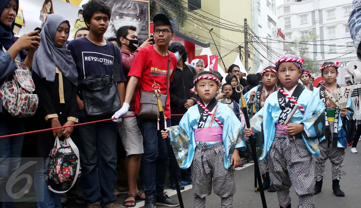 Sejumlah anak mengikuti Festival Jakarta Little Tokyo di Kawasan Blok M, Jakarta, Sabtu (13/5). Ennichisai sendiri merupakan acara yang akan menampilkan gabungan kebudayaan Jepang dan Betawi. (Liputan6.com/Angga Yuniar)