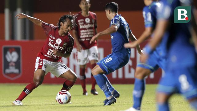 FOTO: Momen Hariono Hadapi Mantan Timnya dalam Laga Persib vs Bali United - Hariono