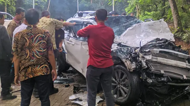 Mobil HRV mengalami kerusakan usai menabrak Bikun UI yang sedang memutar balik di area Universitas Indonesia. (Istimewa)