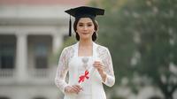 Model Kebaya Batik Kombinasi Brokat untuk Wisuda. (Foto: Gemini AI)