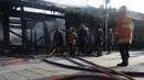 Petugas damkar mendinginkan sisa kebakaran yang melanda kompleks Kelenteng Tay Kak Sie di Gang Lombok, Semarang, Kamis (21/3). Bangunan yang terbakar merupakan rumah abu yang berada satu kompleks dengan bangunan utama kelenteng. (Liputan6.com/Gholib)