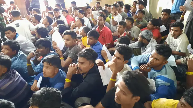 Pengungsi Rohinggya di gedung eks Imigrasi Lhokseumawe disuruh berjongkok untuk dilakukan pendataan ulang karena beberapa pengungsi dilaporkan meninggalkan kamp belum lama ini (Liputan6.com/Rino Abonita)