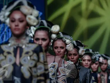 Sejumlah model mengenakan busana rancangan Denny Wirawan saat tampil di  IPMI Trend Show 2017, Jakarta, Jumat (11/11). Bertajuk "Wanderlust, Dancing in the Sun" Denny Wirawan menampilkan  24 busana. (Liputan6.com/Faizal Fanani)