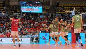 Tertinggal dua set, Timnas voli putra Indonesia bangkit. Tampak dalam foto, Timnas voli putra Indonesia merayakan raihan poin saat melawan Vietnam di babak semifinal SEA Games 2025 di Indoor Stadium Huamark, Bangkok, Thailand, Kamis (18/12/2025). (Bola.com/Bagaskara Lazuardi)