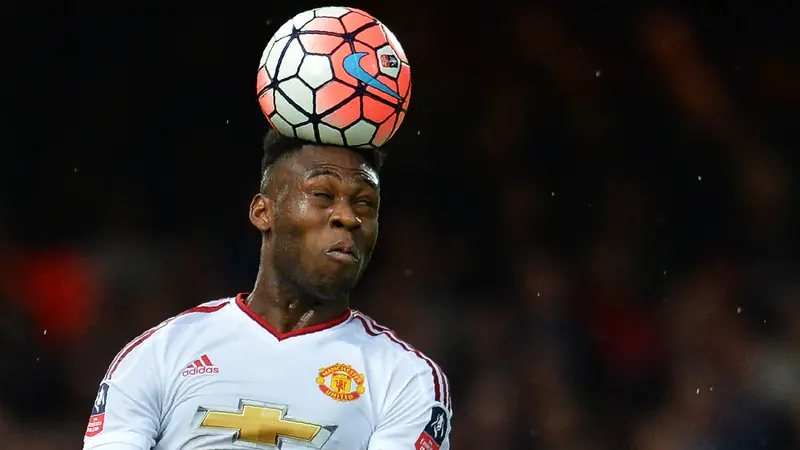 Manchester United (MU) pinjamkan Timothy Fosu-Mensah ke Crystal Palace. (AFP/Glyn Kirk)Manchester United (MU) pinjamkan Timothy Fosu-Mensah ke Crystal Palace. (AFP/Glyn Kirk)