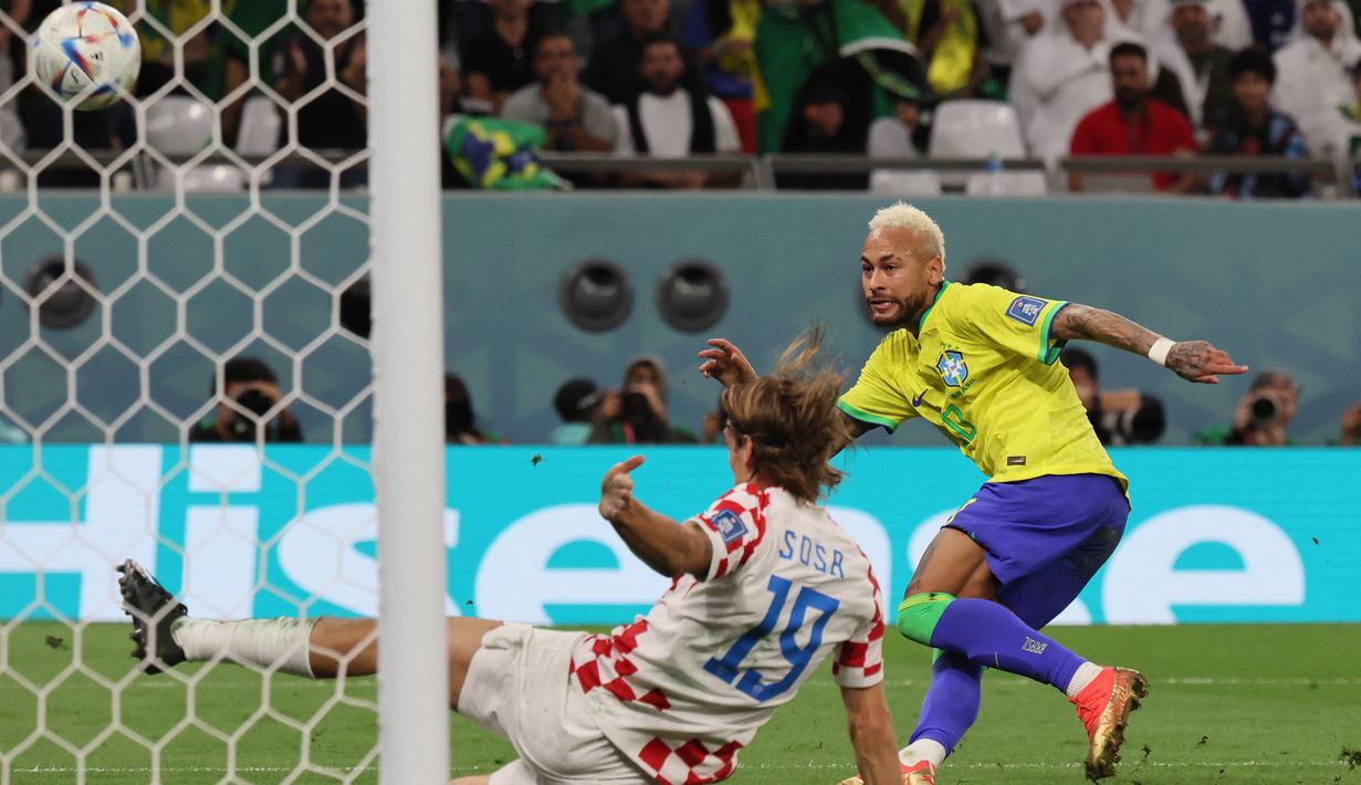 Laga pun berlanjut dengan perpanjangan waktu 2x15 menit. Timnas Brasil berhasil mencetak gol saat babak perpanjangan waktu babak pertama memasuki injury time. Neymar melakukan penetrasi sambil meliuk-liuk hingga akhirnya menaklukkan Dominik Livakovic dari jarak dekat. (AFP/Jack Guez)