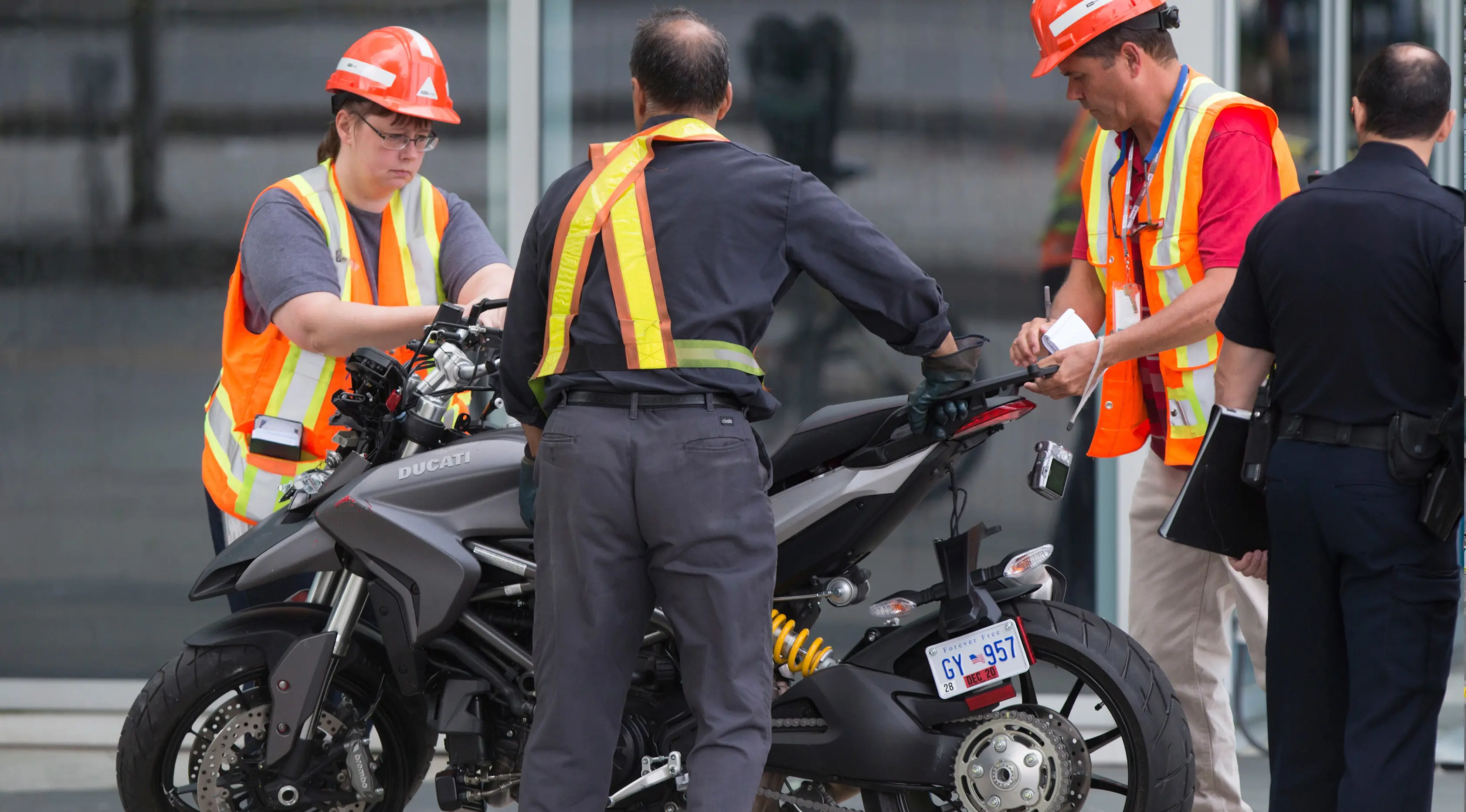 Petugas memeriksa motor Stuntwoman yang mengalami kecelakaan saat syuting film "Deadpool 2" di set, di Vancouver, BC, (14/8). Polisi menyebutkan bahwa Joi Harris tewas di tempat. (Darryl Dyck / The Canadian Press via AP)