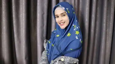 Pesinetron cantik yang sedang dekat dengan Roger Danuarta ini memilih gaya hijab sederhana. Dengan motif jilbab biru berbunga yang dibiarkan menjulur, tampilan Meyriska tetap menawan. (Liputan6.com/IG/cutratumeyriska)