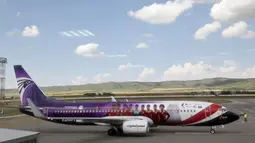 Pesawat yang mengangkut pasukan Mesir mendarat di Bandara Grozny, Chechnya, Minggu (10/6/2018). Pada Piala Dunia 2018, Mesir tergabung di Grup A bersama Rusia, Uruguay dan Arab Saudi. (AP/Musa Sadulayev)