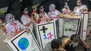Sejumlah mahasiswa melakukan aksi teatrikal bertema 'Revolusi Pendidikan' dalam rangka memperingati Hari Pendidikan Nasional (Hardiknas) di Bundaran HI, Jakarta, Minggu (3/5/2015). (Liputan6.com/Faizal Fanani) 