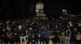 Para jamaah Muslim Palestina melaksanakan salat Tarawih pada malam pertama bulan suci Ramadan di dekat Kubah Batu, kompleks Masjid Al-Aqsa, Kota Tua Yerusalem pada 17 Februari 2026. (AHMAD GHARABLI/AFP)