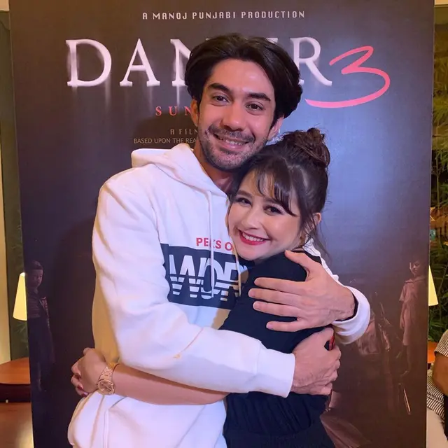 Pamer Cincin, Ini 7 Momen Kebersamaan Prilly Latuconsina dan Reza Rahadian