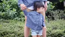 Tidak hanya kompak dalam hal berpakaian, ibu dan anak ini juga kompak dalam gaya berfoto loh! (Liputan6.com/IG/chelseaoliviaa)