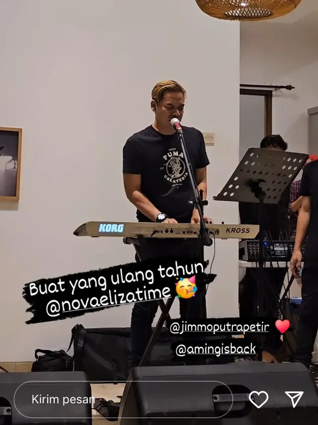 Mengabadikan Momen Sang Pacar Nyanyi