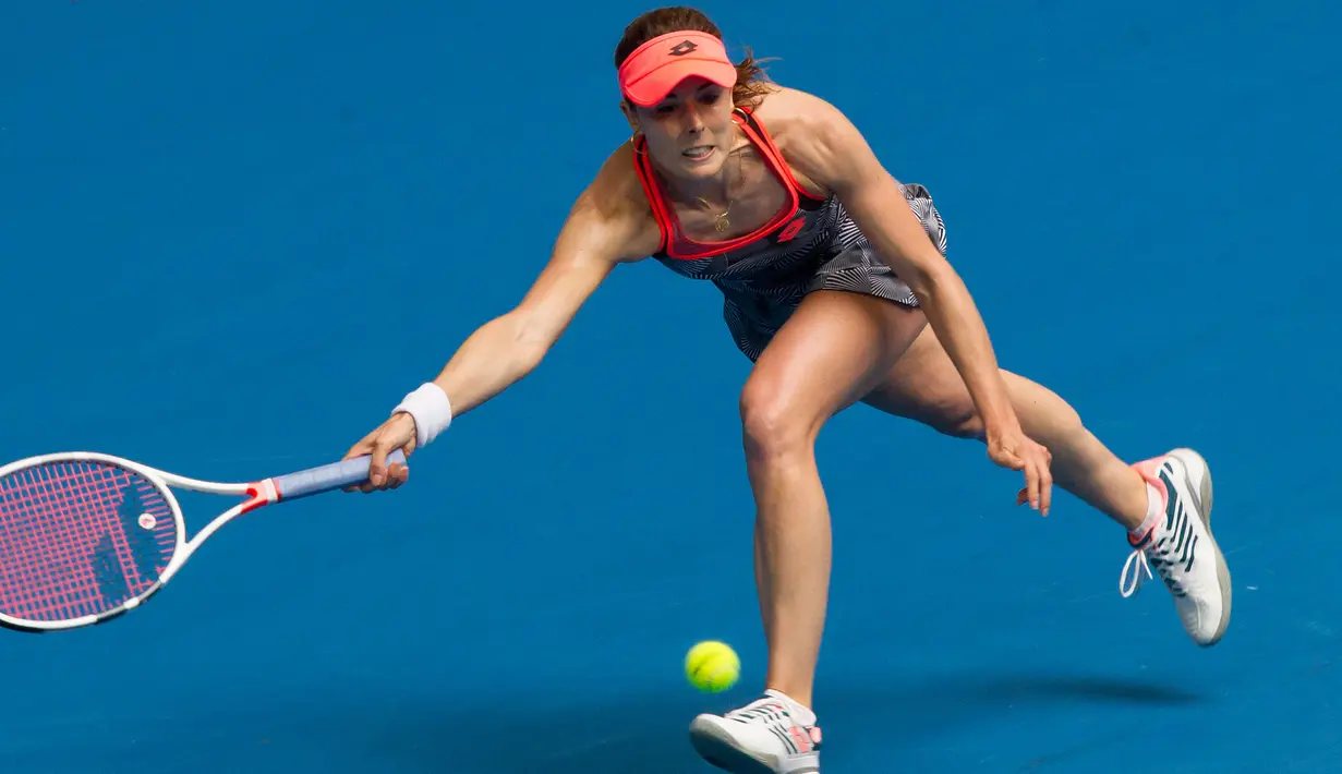 Petenis Alize Cornet mengembalikan bola pukulan petenis Jerman, Angelique Kerber selama pertandingan tunggal putri sesi ketujuh hari kelima turnamen tenis Piala Hopman di Perth (3/1). Alize Cornet asal Prancis berusia 28 tahun. (AFP Photo/Tony Ashby)