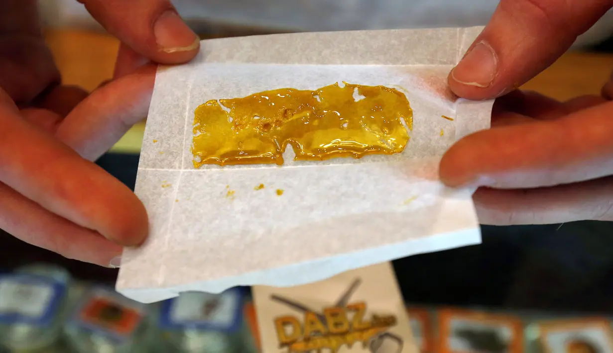 Ekstrak ganja yang sudah diolah dijual di Patients and Caregivers Grup di California, AS (18/10). Meski berstatus barang ilegal, beberapa negara membuka keran izin bagi riset medis ganja. (Reuters/Mario Anzuino)