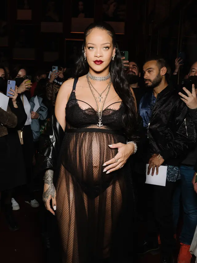 Rihanna hadiri show Dior di Paris Fashion Week