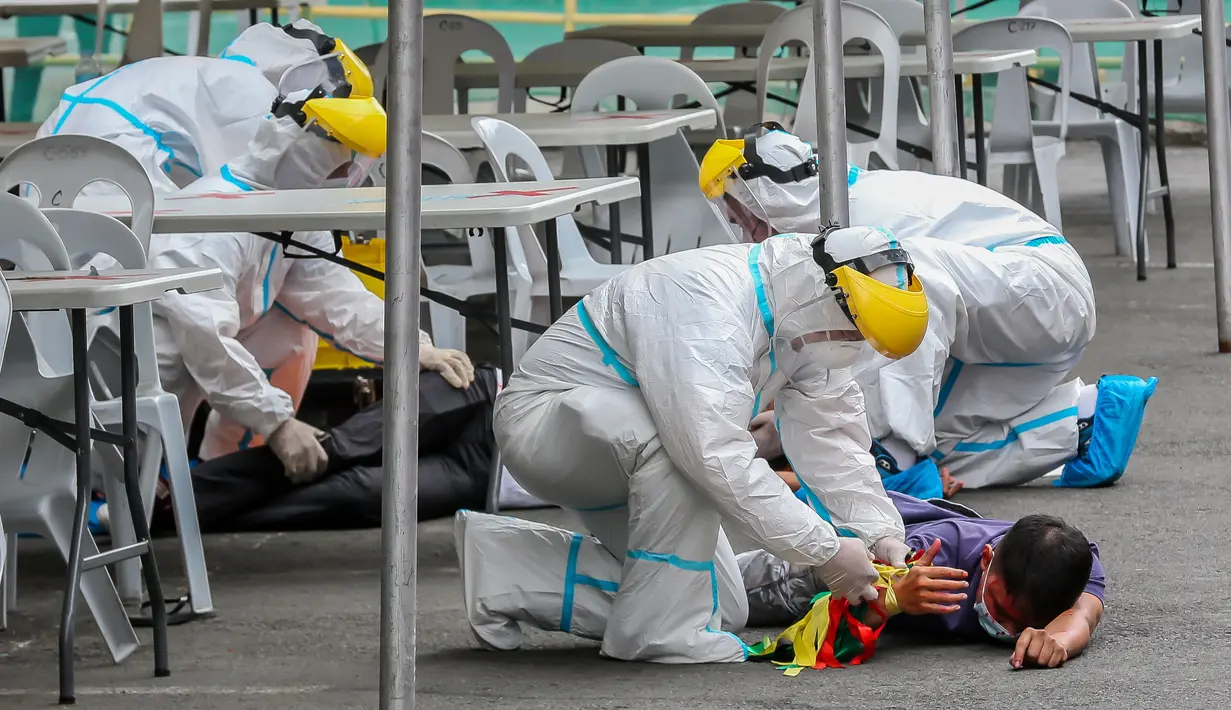 Tim penyelamat membantu orang yang berperan sebagai korban pengeboman dalam simulasi antiterorisme di Quezon City, Filipina, 15 Desember 2020. Polisi Filipina menggelar latihan untuk menunjukkan kemampuan dalam memastikan keselamatan masyarakat pada musim liburan mendatang. (Xinhua/Rouelle Umali)