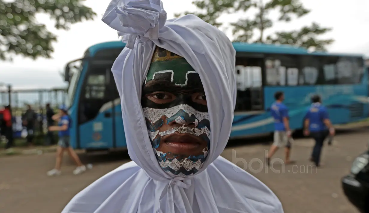 Bobotoh dengan pakaian pocong hadir memberikan dukungan untuk Maung Bandung saat melawan Persipura Jayapura pada lanjutan Liga 1 2017 di Stadion GBLA, Minggu (7/5/2017). Persib menang 1-0. (Bola.com/Nicklas Hanoatubun) 