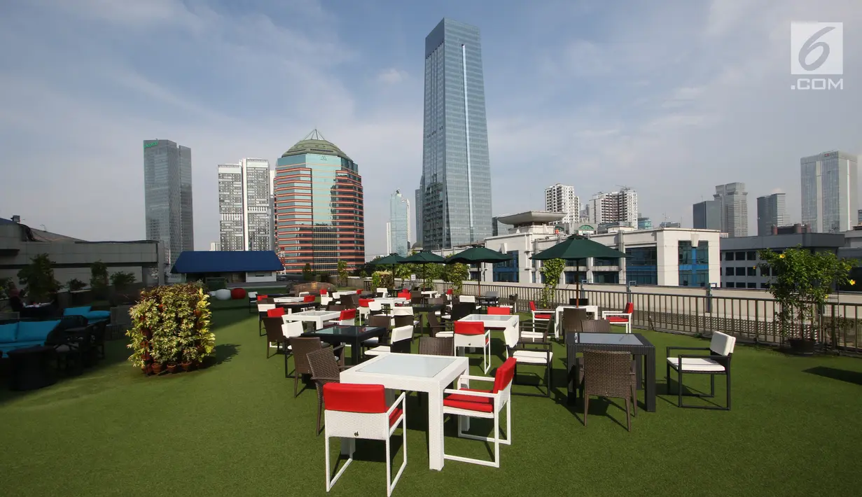 Suasana ruang kerja di Plaza Mandiri, Jakarta, Jumat (26/10). Bank Mandiri masuk dalam top 11 tempat bekerja terbaik dari 2000 perusahaan terbuka terbesar global. (Liputan6.com/Angga Yuniar)