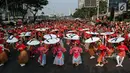 Penari menampilkan tarian khas Indonesia saat car free day (CFD) di Jalan Sudirman, Jakarta, Minggu (4/8/2019). Sebanyak 2.000 penari menampilkan 10 tarian khas Indonesia untuk menyatukan masyarakat yang sempat terpecah belah sehabis Pemilu 2019. (Liputa6.com/JohanTallo)