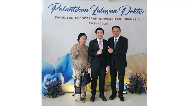 6 Potret Nicholas Sean Jalani Sumpah Dokter, Didampingi Ahok dan Nenek