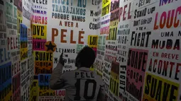 NR Sports merupakan perusahaan milik Neymar da Silva Santos Sr, ayah dari megabintang Brasil saat ini, Neymar. Tampak dalam foto, detail Museum Pele terlihat setelah pengumuman akuisisi merek mendiang legenda sepak bola Brasil, Pele, oleh NR Sports di Santos, Sao Paulo, Brasil, pada Selasa 25 November 2025. (Miguel SCHINCARIOL/AFP)