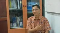 Prof. Dr. Purkan selaku guru besar kimia Universitas Airlangga (UNAIR). (Foto: Liputan6.com/Dian Kurniawan)