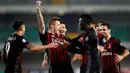 Para pemain AC Milan merayakan gol yang dicetak Juraj Kucka ke gawang Chievo pada laga Serie A di Stadion Bentegodi, Verona, Miggu (16/10/2016). Milan menang 3-1 atas Chievo. (Reuters/Alessandro Garofalo)