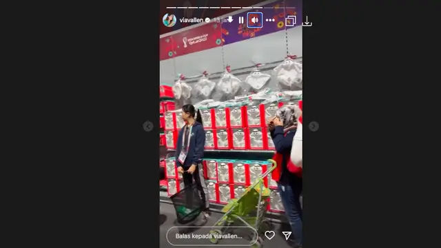 Via Vallen dan Chevra Yolandi nonton Piala Dunia 2022 Qatar (Foto: instagram @viavallen)