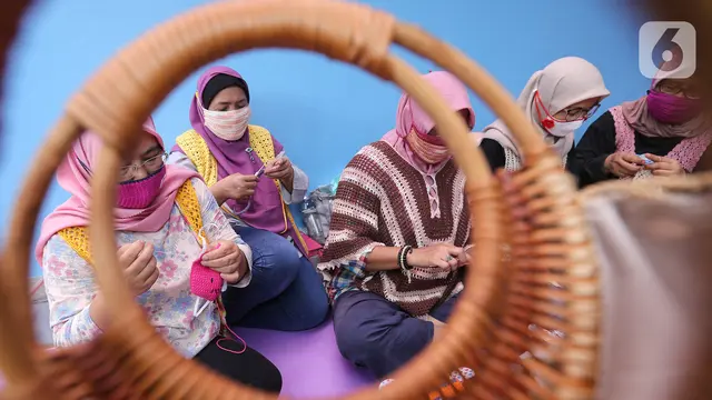 Kreasi Masker Rajut dari Rumah Kreatif Rajut di Masa Pandemi Covid-19