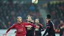 Perebutan bola antara pemain Midtjylland dengan pemain MU pada laga leg pertama 32 besar Liga Europa di Stadion MCH Arena, Hernin, Denmark, Jumat (19/2/2016) dini hari WIB. (AFP/Scanpix Denmark/Henning Bagger)