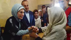 Ibu Negara Turki, Emine Erdogan dan Menlu Turki Mevlut Cavusoglu memberikan kotak berisi bantuan saat menemui muslim Rohingya yang melarikan diri dari Myamnar, di kamp pengungsi Kutupalong, Bangladesh, Kamis (7/9). (Turkish Presidential Press Service/AFP)