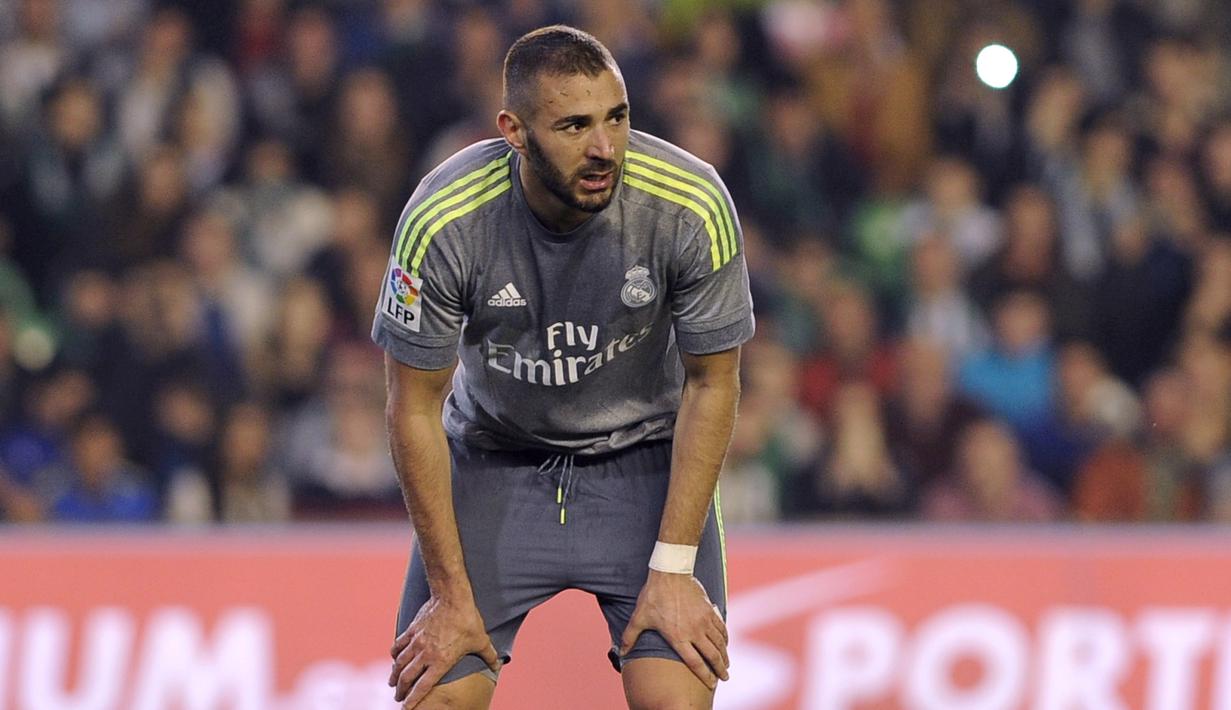 Karim Benzema beberapa kali mengancam gawang Real Betis namun hanya satu gol yang dicetaknya dalam lanjutan La Liga Spanyol di Stadion Benito Villamarin, Sevilla, Senin (25/1/2016) dini hari WIB. (AFP/Cristina Quicler)