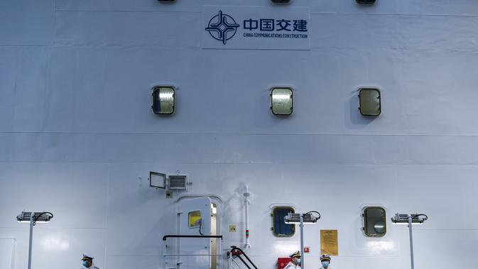 Anggota kru terlihat di kapal keruk Tian Kun Hao di pelabuhan di Shenzhen, Provinsi Guangdong, China (13/102020). Kapal selam berawak Jiaolong, kapal induknya Shenhai Yihao (Laut Dalam No. 1), serta kapal keruk Tian Kun Hao akan ditampilkan di ajang Pameran Ekonomi Maritim China. (Xinhua/Mao Siqian)