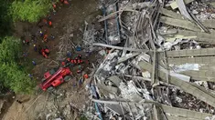 Tim penyelamat melanjutkan operasi di lokasi runtuhnya fasilitas pemilahan sampah di Binaliw, kota Cebu, Filipina tengah pada hari Sabtu, 10 Januari 2026. Hingga Sabtu 10 Januari 2026, operasi pencarian dan penyelamatan korban longsornya tumpukan sampah di fasilitas pemilahan sampah di Binaliw, kota Cebu, Filipina tengah, terus berlanjut. (AP Photo/Jacqueline Hernandez)