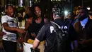 Sejumlah pria berteriak saat unjuk rasa memprotes atas penembakan pria kulit hitam bernama Keith Lamont Scott oleh polisi di daerah Charlotte, North Carolina, AS, Rabu (21/9). (REUTERS/Jason Miczek)