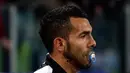 Penyerang Juventus, Carlos Tevez mengisap dot usai mencetak gol saat laga melawan Borussia Dortmund di 16 besar Liga Champions (leg 1) di Stadion Juventus, Turin, Italia, (24/2/2015). (REUTERS/Alessandro Bianchi)