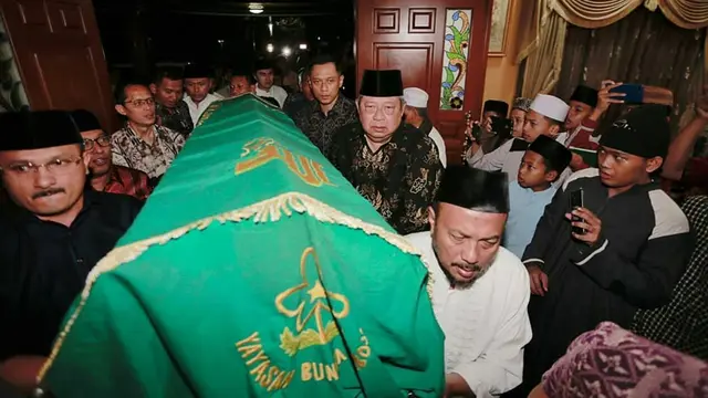 6 Momen Haru SBY Saat Antarkan Sang Bunda ke Peristirahatan Terakhir