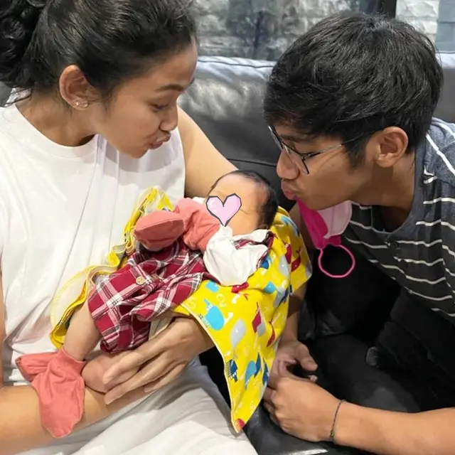 6 Potret Clara Gaby Adik Caesar Hito Momong Baby Bible, Penuh Kasih Sayang