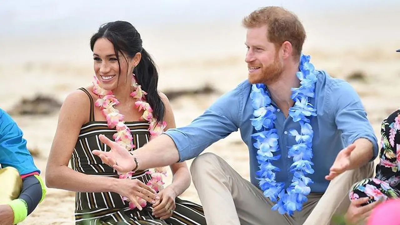 Inspirasi gaun pantai bagi ibu hamil ala Meghan Markle