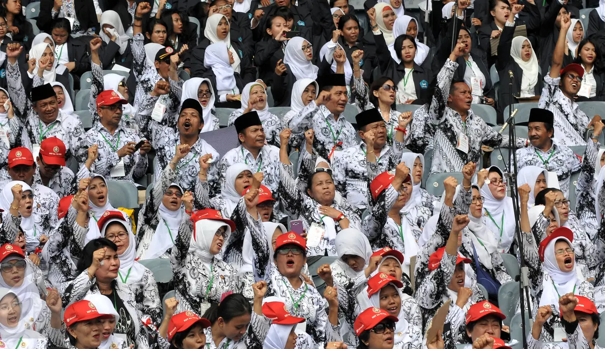 Ribuan guru dari sejumlah daerah menghadiri peringatan HUT Persatuan Guru Republik Indonesia (PGRI) ke-70 di SUGBK, Jakarta, Minggu (13/12/2015). Para guru kecewa karena Presiden jokowi tidak hadir di acara tersebut. (Liputan6.com/Johan Tallo)