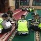 Sejumlah anggota kepolisian tengah mengaji Alquran. (Liputan6.com/Ady Anugrahadi)