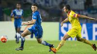 Striker Persib, Juan Belencoso, berusaha melewati bek Sriwijaya FC, Ngurah Wijaya, pada laga Torabika Soccer Championship 2016 di Stadion Si Jalak Harupat, Bandung, Sabtu (30/4/2016). (Bola.com/Vitalis Yogi Trisna)