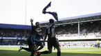 Branislav Ivanovic selebrasi melemparkan Sebuah syal setelahnya Cesc Fabregas, kanan, mencetak gol saat QPR vs Chelsea di Loftus Road stadion, London, Minggu 12 April , 2015. (AP Photo / Matt Dunham)