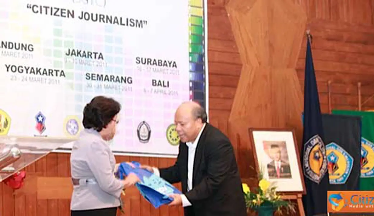 Citizen6, Jakarta: Penyerahan kenang-kenanganan SCTV-IISIP (Pengirim: Ady Permadi)