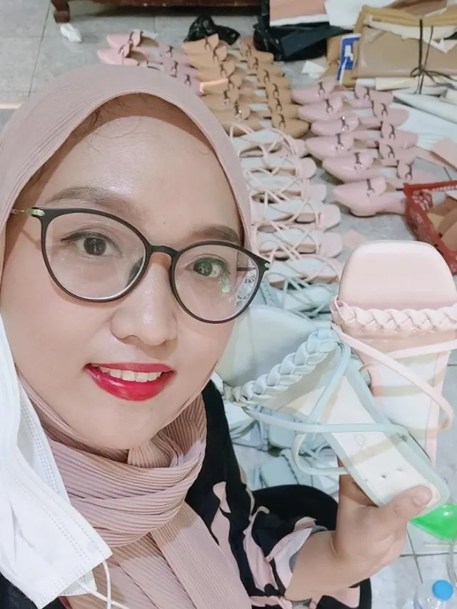 Usaha sepatu milik perempuan asal Makasar Sulawesi Selatan bernama Andi Rezky Restu Rakasi.