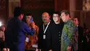 Bintang Film Jet Li (tengah) berfoto bersama Ketua Pelaksana, IGK Manila pada Pembukaan Kejuaraan Dunia Wushu 2015 di JCC, Senayan, Jakarta, Jumat (13/11/2015). (Bola.com/Nicklas Hanoatubun)