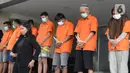 Petugas menghadirkan tersangka dalam rilis tindak pidana pemalsuan surat hasil tes PCR dan swab antigen di Polda Metro Jaya, Selasa (13/7/2021). Polda Metro Jaya menangkap dua tersangka berinsial NI dan NFA itu ditangkap di Tangerang, Banten pada Sabtu, 10 Juli 2021. (merdeka.com/Imam Buhori)